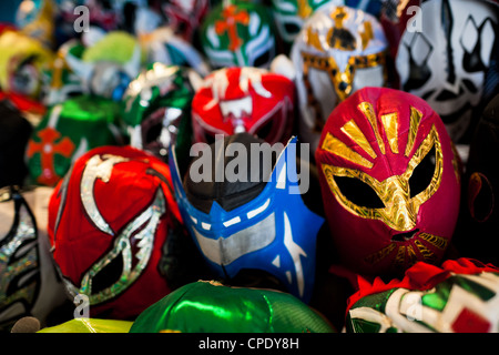 Bunte Lucha Libre (mexikanische Wrestling) Masken zum Verkauf im Ladengeschäft Straße in Mexico City, Mexiko. Stockfoto