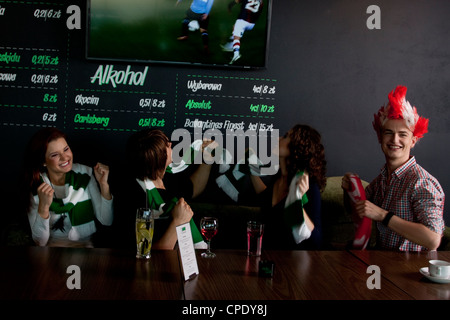 Fans, die gerade Fußball in einem Pub in Polen Stockfoto