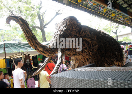 Hölzerner Elefant stehend in der Nähe Wohnaccessoires Shop in Wochenendmarkt Chatuchak, Bangkok Stockfoto