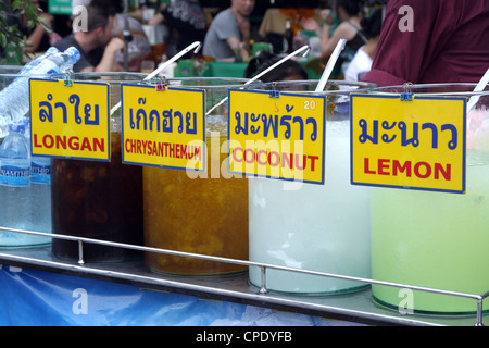 Fruchtsaft auf Stall am Chatuchak Weekend Market in Bangkok Stockfoto