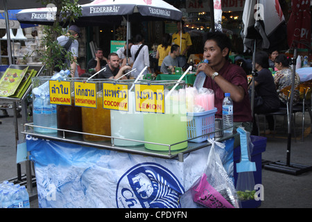 Fruchtsaft auf Stall am Chatuchak Weekend Market in Bangkok Stockfoto