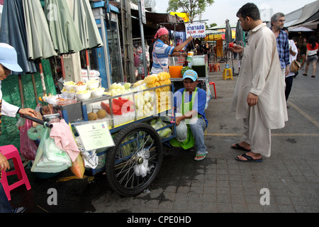Ein Obst-Stall am Chatuchak Weekend Market in Bangkok Stockfoto