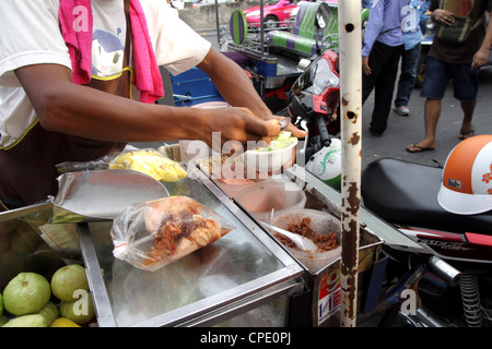 Obst-Verkäufer am Chatuchak Weekend Market in Bangkok Stockfoto