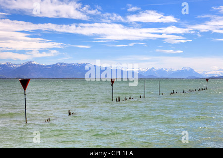 Bodensee, Lindau, Bayern, Deutschland, Wanrhinweise für Holzpfähle im Wasser Stockfoto