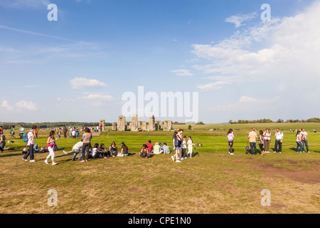 Stonehenge an einem sonnigen Frühlingstag, umgeben von Hunderten von Touristen, Stockfoto
