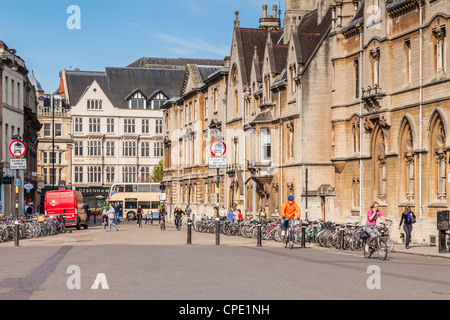 Broad Street, Oxford - auf der rechten Seite ist das Balliol College. Stockfoto