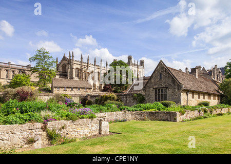 Christ Church Cathedral, Oxford, aus dem Krieg-Denkmal-Garten im Frühling gesehen. Stockfoto