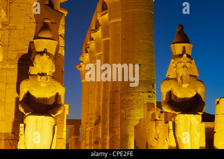 Großer Hof von Ramses II und kolossalen Statuen von Ramses II, Tempel von Luxor, Theben, Ägypten, Afrika Stockfoto