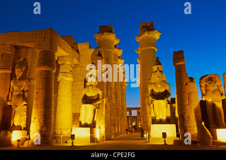 Großer Hof von Ramses II und kolossalen Statuen von Ramses II, Tempel von Luxor, Theben, Ägypten, Afrika Stockfoto