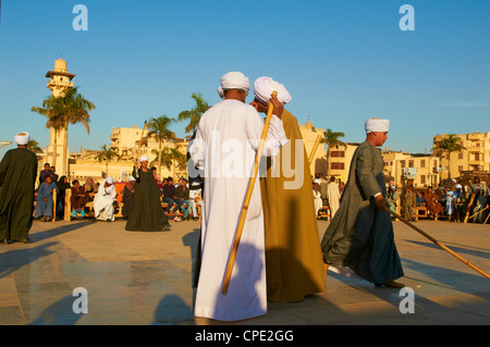 Tahtib Demonstration, Moschee von Abu el-Haggag, Luxor, Ägypten Stockfoto