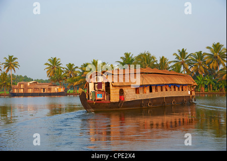 Hausboot für Touristen auf den Backwaters, Allepey, Kerala, Indien, Asien Stockfoto