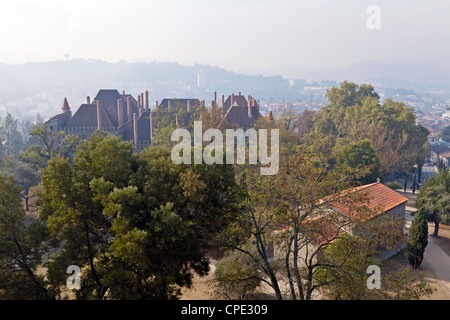 Palace of the Duques von Bragança und S. Miguel Chapel von Guimaraes Burg gesehen. Stockfoto