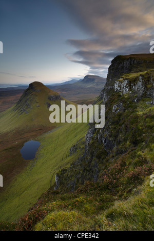 Ein Blick in Richtung Süden entlang der Halbinsel Trotternish vom Berg Bioda Buidhe, Isle Of Skye, innere Hebriden, Schottland, Vereinigtes Königreich Stockfoto