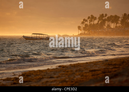 Bavaro Strand bei Sonnenaufgang, Punta Cana, Dominikanische Republik, Karibik, Karibik, Mittelamerika Stockfoto