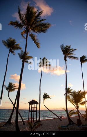 Bavaro Strand bei Sonnenaufgang, Punta Cana, Dominikanische Republik, Karibik, Karibik, Mittelamerika Stockfoto