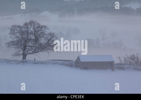 Scheune im Winter, Derbyshire Dales, Derbyshire, England, Vereinigtes Königreich, Europa Stockfoto