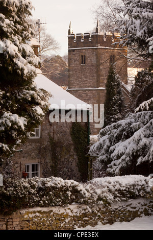 Haus und Kirche, Ashford im Wasser, Derbyshire, England, Vereinigtes Königreich, Europa Stockfoto