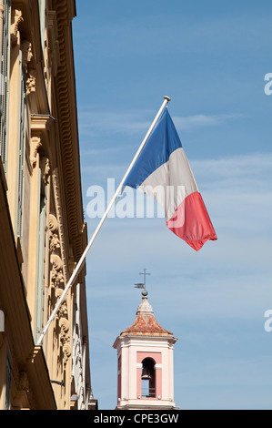 Französische Flagge, die aus einem Gebäude in der Altstadt Nizza Frankreich Stockfoto