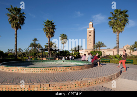 Minarett der Koutoubia-Moschee und Librairie Municipal, Marrakesch, Marokko, Nordafrika, Afrika Stockfoto