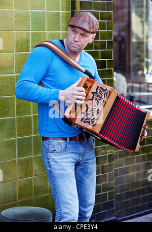 Porträt von einem Straßenmusiker spielen Akkordeon, Columbia Road Flower Market, London, England, UK Stockfoto