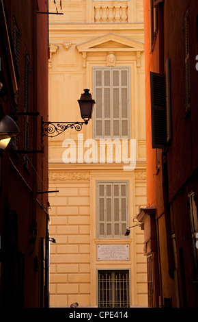 Laterne-Silhouetten gegen eine gelbe Fensterläden Gebäude in alte Stadt von Nizza Südfrankreich Stockfoto