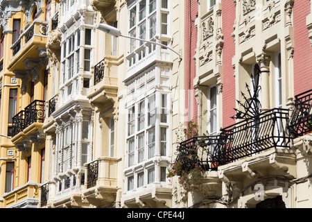 Fenster und Balkone in traditionellen Wohnungen in La Coruña, Spanien Stockfoto