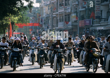 Belebten Straße gefüllt mit Mopeds, Hue, North Central Coast, Vietnam, Indochina, Südostasien, Asien Stockfoto