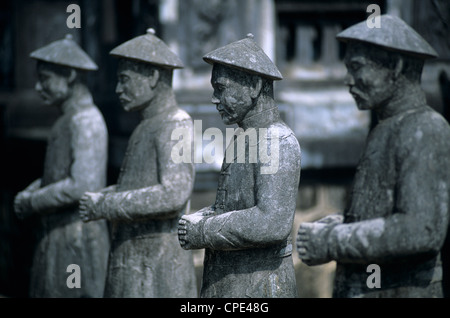 Stein-Mandarinen in den Ehrenhof, Grab von Khai Dinh, in der Nähe von Hue, North Central Coast, Vietnam, Indochina, Südost-Asien Stockfoto