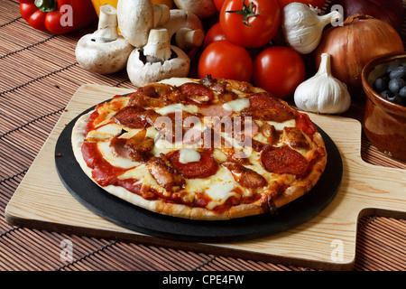 Grill oder BBQ Fleisch fest Pizza mit Salami, Wurst, Salami und Chicken Wings Stockfoto