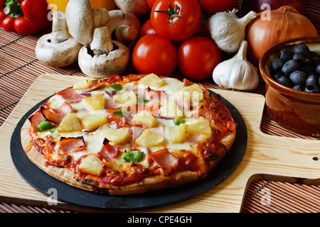 Holz gefeuert Gourmet Pizza mit Schinken und Ananas Stockfoto