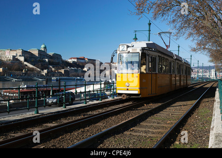 Straßenbahn entlang der Donau, Pest, Budapest, Ungarn, Europa Stockfoto