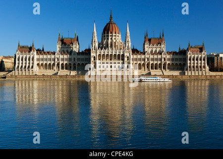 Das Parlament (Orszaghaz) über Donau bei Sonnenuntergang, UNESCO-Weltkulturerbe, Budapest, Ungarn, Europa Stockfoto