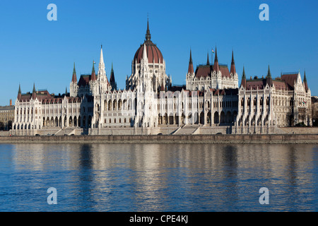Das Parlament (Orszaghaz) in Fluss Donau, UNESCO-Weltkulturerbe, Budapest, Ungarn, Europa Stockfoto