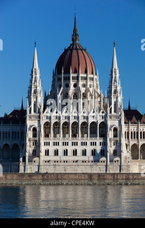 Das Parlament (Orszaghaz) in Fluss Donau, UNESCO-Weltkulturerbe, Budapest, Ungarn, Europa Stockfoto