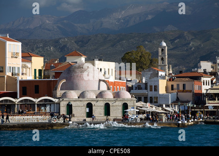 Blick über venezianische Hafen zur Moschee der Janitscharen, Chania (Hania), Region Chania, Kreta, griechische Inseln, Griechenland, Europa Stockfoto