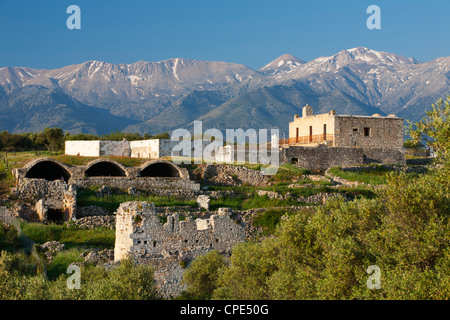 Kloster Ayios Ioannis Theologos und die weißen Berge, Aptera, Chania, Kreta, griechische Inseln, Griechenland, Europa Stockfoto