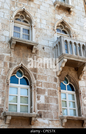 Fensterbogen in der alten Stadt Porec, Istrien, Kroatien, Europa Stockfoto