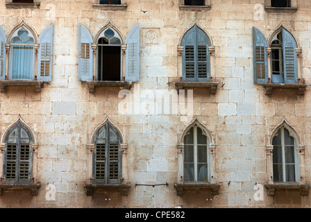 Fensterbogen in der alten Stadt Porec, Istrien, Kroatien, Europa Stockfoto