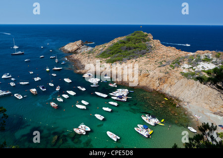 Cove gefüllt mit Sportbooten, Sa Tuna, in der Nähe von Begur, Costa Brava, Katalonien, Spanien, Mittelmeer, Europa Stockfoto