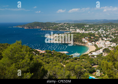 Blick über Llafranc und Cap Roig von Cap de St. Sebastia, in der Nähe von Palafrugell, Costa Brava, Katalonien, Spanien, Mittelmeer, Europa Stockfoto