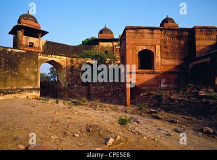 Die zerstörten hinteren Eingang Eingang zu der verlassenen Mughal Stadt Fatehpur Sikri im Bundesstaat Rajahstan, Nordindien. Stockfoto