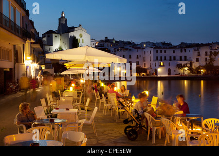 Cafe am Hafen, Cadaques, Costa Brava, Katalonien, Spanien, Mittelmeer, Europa Stockfoto