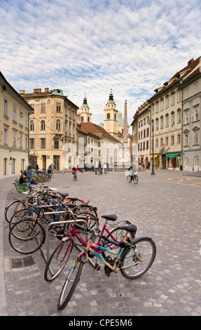 Fahrräder geparkt am Robba Brunnen mit der Kathedrale St. Nikolaus in den Hintergrund, Ljubljana, Slowenien, Europa Stockfoto