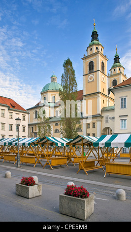 Marktstände vor der Kathedrale St. Nikolaus in Ljubljana, Slowenien, Europa Stockfoto