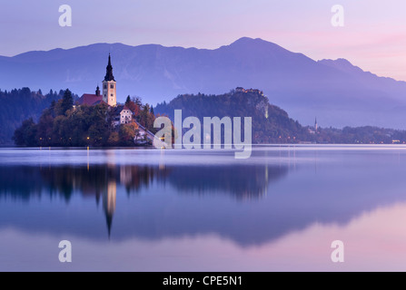 Blejski Otok Insel im Bleder See in der Dämmerung im Herbst, Bled, Gorenjska, Slowenien, Europa Stockfoto