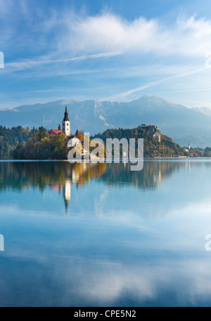 Blejski Otok Insel im Bleder See im Herbst, Bled, Gorenjska, Slowenien, Europa Stockfoto