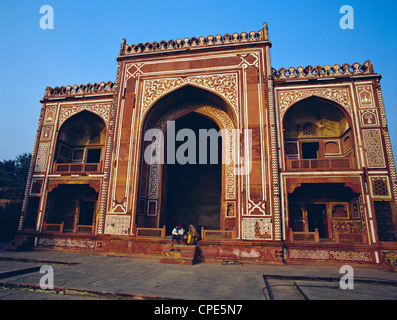 Ein paar sitzen in den großen Auftritt, Teil des Amber Fort, Agra, Uttar Pradesh, Nordindien. Stockfoto