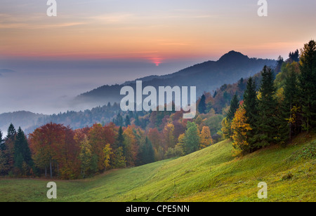 Nebel über der Ljubljana-Becken bei Sonnenaufgang im Herbst, zentrales Slowenien, Slowenien, Europa Stockfoto