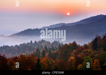 Nebel über der Ljubljana-Becken bei Sonnenaufgang im Herbst, zentrales Slowenien, Slowenien, Europa Stockfoto