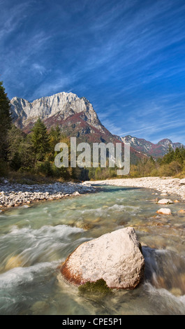 Herbst am Fluss Soca in den Julischen Alpen, Gorenjska, Slowenien, Europa Stockfoto